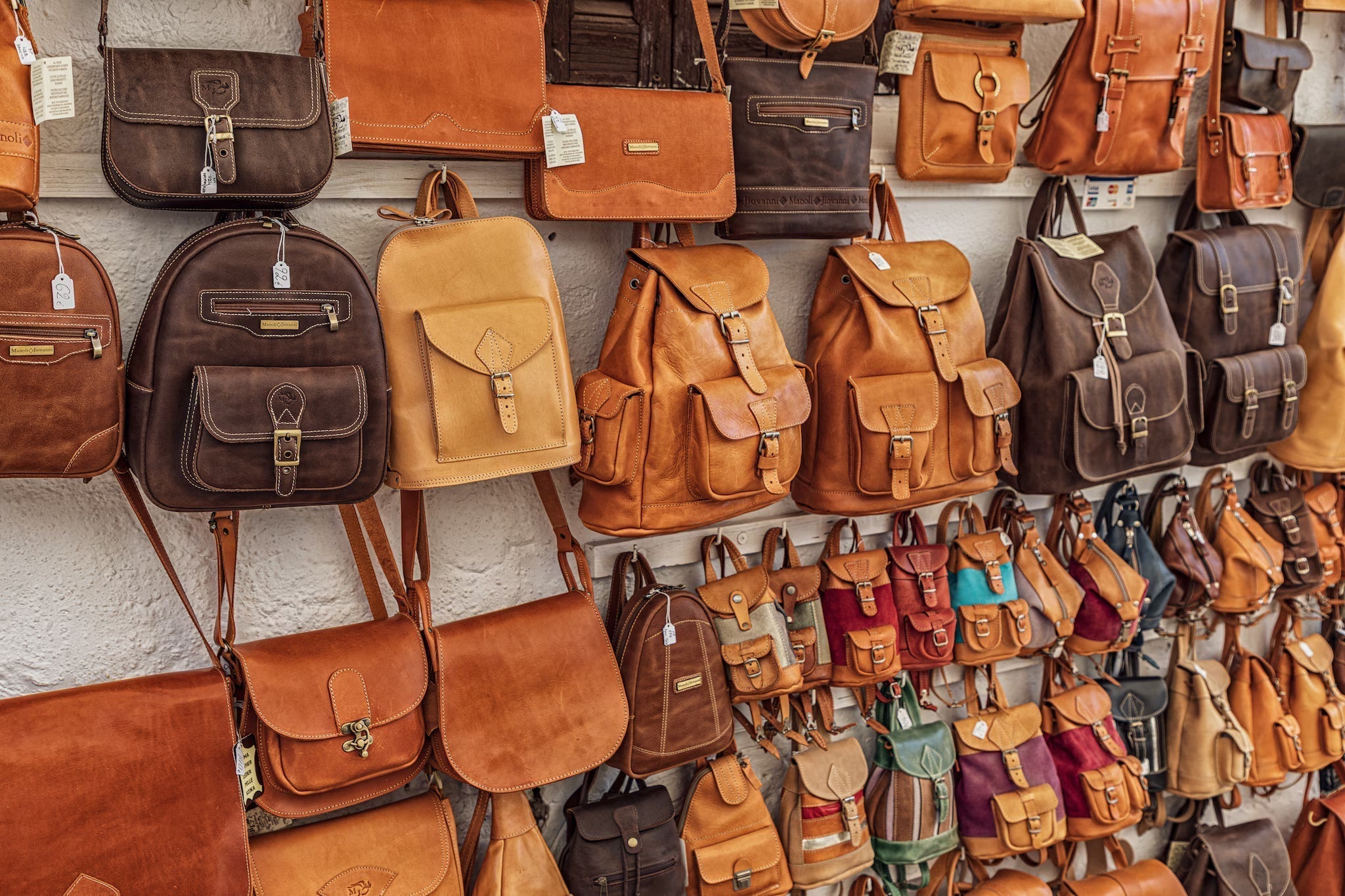 Corporate Gifting Ideas with Premium Leather Bags | Hestern