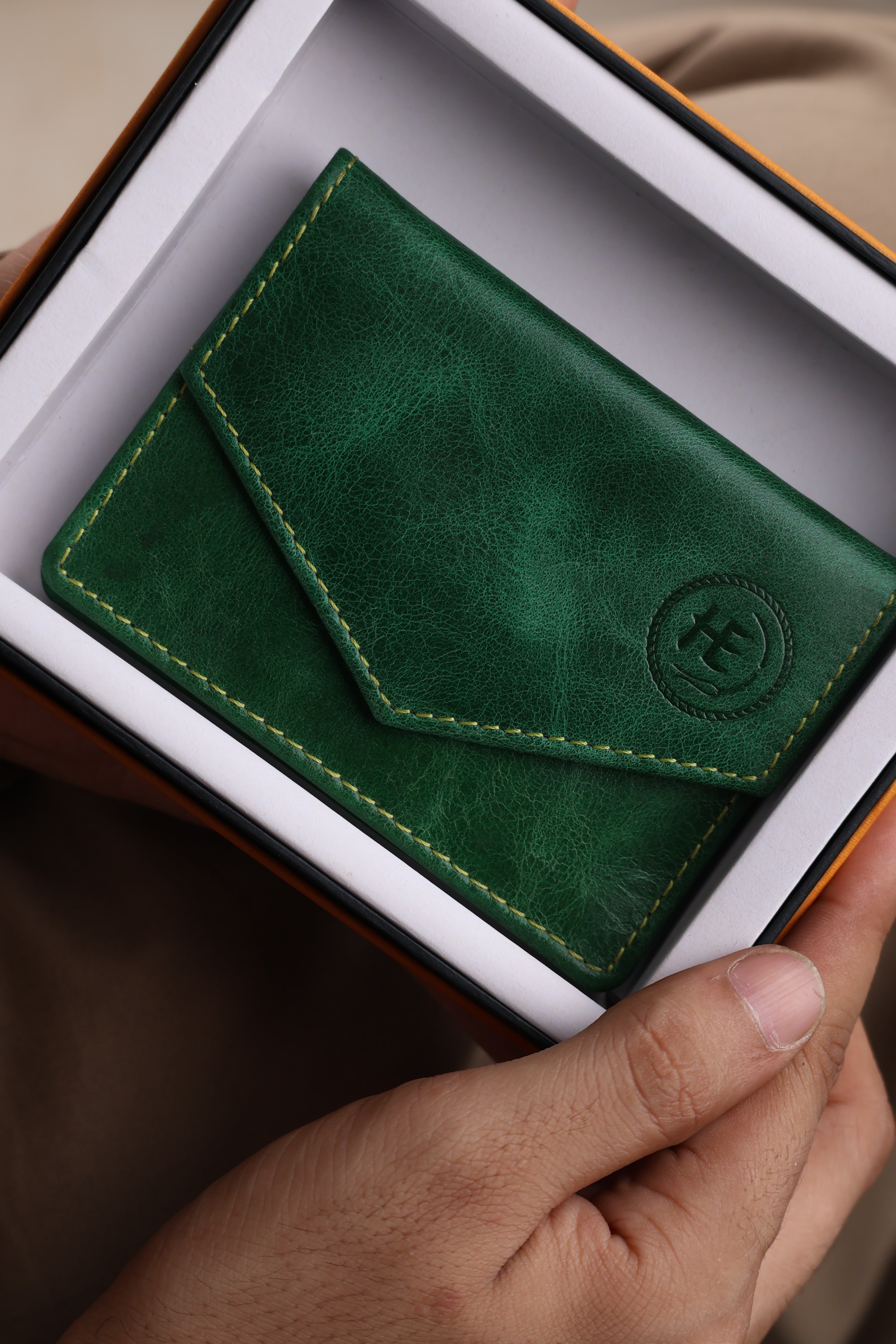 Emerald Regency Compact Vintage Leather Card Wallet - Green Colour